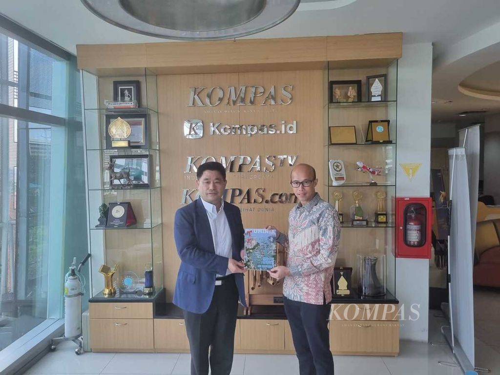CEO Hong Kong Media Group Yang Yong (kiri) yang memimpin delegasi media Hong Kong saat berkunjung ke Compass Gramedia bertukar cenderamata dengan CEO Compass Gramedia Media Group Andy Budiman di Compass Tower Jakarta, Sabtu (8/6/2024).