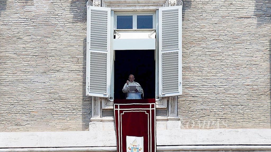 Paus Fransiskus memberikan wejangan kepada seluruh peziarah dari berbagai penjuru dunia serta memimpin doa Malaikat Tuhan dari pintu jendela gedung Palazzo Apostolico, Vatikan, Jumat (29/6/2018).