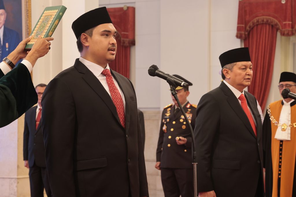 Presiden Joko Widodo melantik Ario Bimo Nandito Ariotedjo atau Dito Ariotedjo (kiri) sebagai Menteri Pemuda dan Olahraga serta Komisaris Jenderal Rycko Amelza Dahniel (kanan) sebagai Kepala Badan Nasional Penanggulangan Terorisme, Senin (3/4/2023) sore. Pelantikan ini dilangsungkan di Istana Negara, Jakarta.