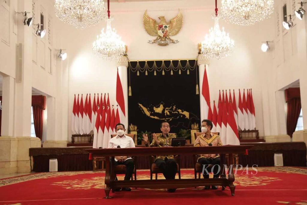 Presiden Joko Widodo (tengah) didampingi Menteri Dalam Negeri Tito Karnavian (kiri) dan Menteri Kesehatan Budi Gunadi Sadikin (kanan) menyampaikan keterangan terkait pencabutan pemberlakuan pembatasan kegiatan masyarakat (PPKM) di Istana Negara, Jakarta, Jumat (30/12/2022).