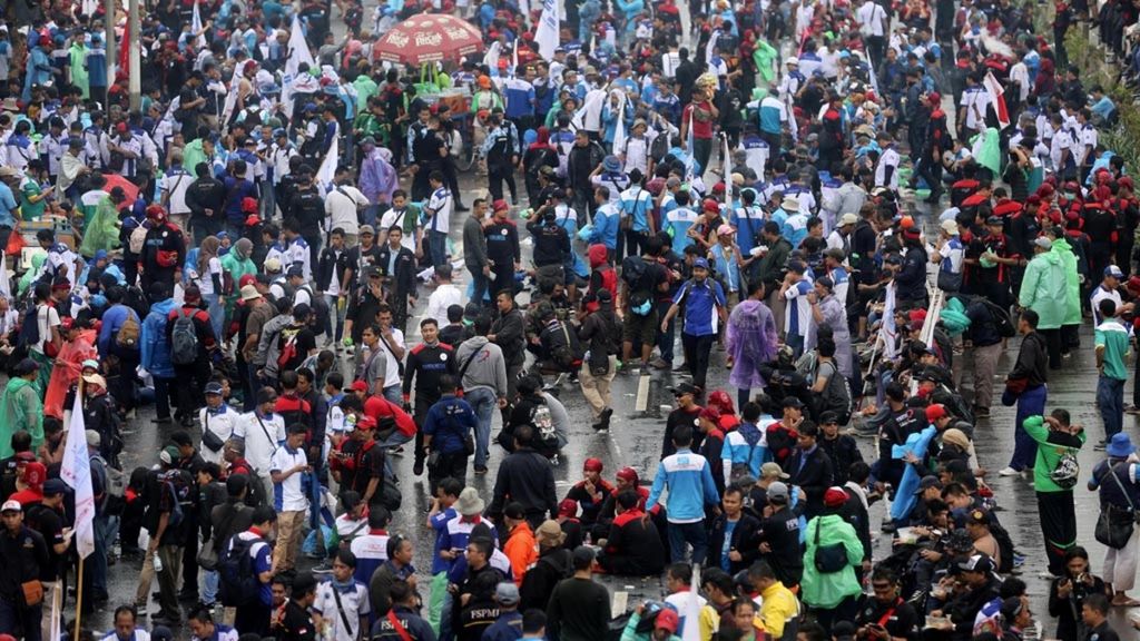 People stage a rally to reject the job creation bill in front of the House of Representatives building, Jakarta, Monday (20/1/2020).