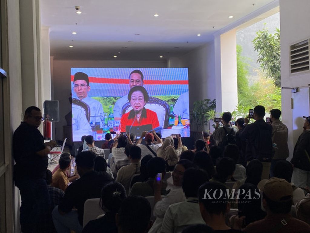 Wartawan menyimak Ketua Umum PDI-P Megawati Soekarnoputri mengumumkan nama cawapres pendamping Ganjar Pranowo di DPP PDI-P di Jakarta, Rabu (18/10/2023).