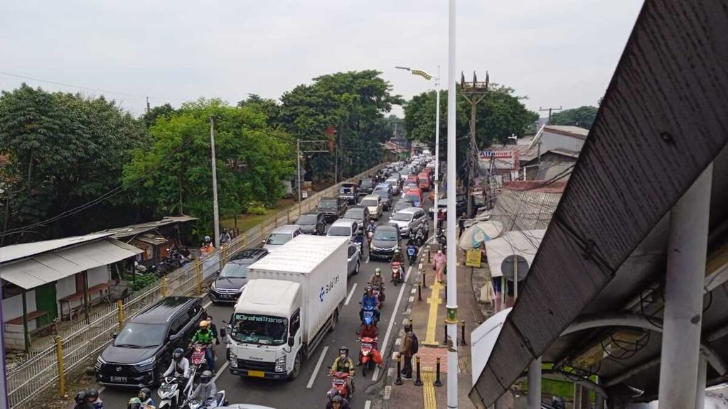 Kondisi ruas jalan Lenteng Agung penuh sesak dan padat setiap jam berangkat kerja,  Rabu (5/10/2022). Kemacetan ini disebabkan Bus Transjakarta, mobil angkot, dan ojek daring yang berhenti sembarangan di bawah jembatan penyeberangan orang. 