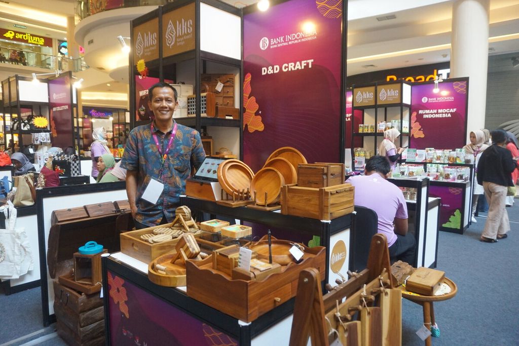 Suhendi menunjukkan produk olahan kayu di pameran UMKM yang didukung Bank Indonesia di Rita Supermall, Purwokerto, Banyumas, Jawa Tengah, Jumat (30/6/2023).