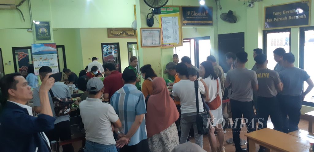 Pengunjung mengantre mengambil lauk untuk nasi jamblang di Rumah Makan Nasi Jamblang Ibu Nur di Jalan Cangkring 2, Kota Cirebon, Jawa Barat, Selasa (5/12/2023). 