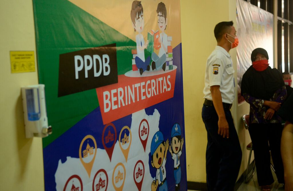 Beberapa hari ini posko pengaduan Sistem Penerimaan Pendaftaran Siswa Baru  menjadi rujukan bagi siswa dan orangtuanya di Kantor Dinas Pendidikan Jawa Tengah, Kota Semarang, Jumat (19/6/2020). 