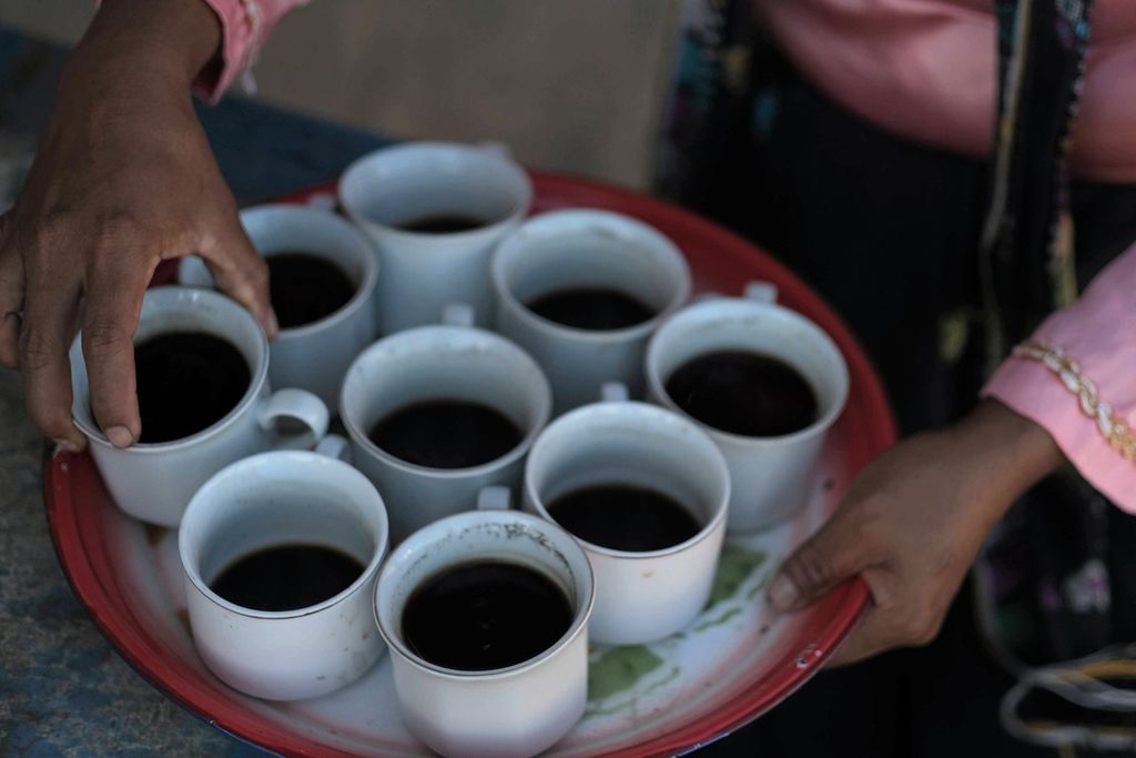 Sajian kopi menyambut tamu di Kampung Cecer, Desa Liang Ndara, Kecamatan Mbeliling, Kabupaten Manggarai Barat, Nusa Tenggara Timur, Jumat (26/8/2016).