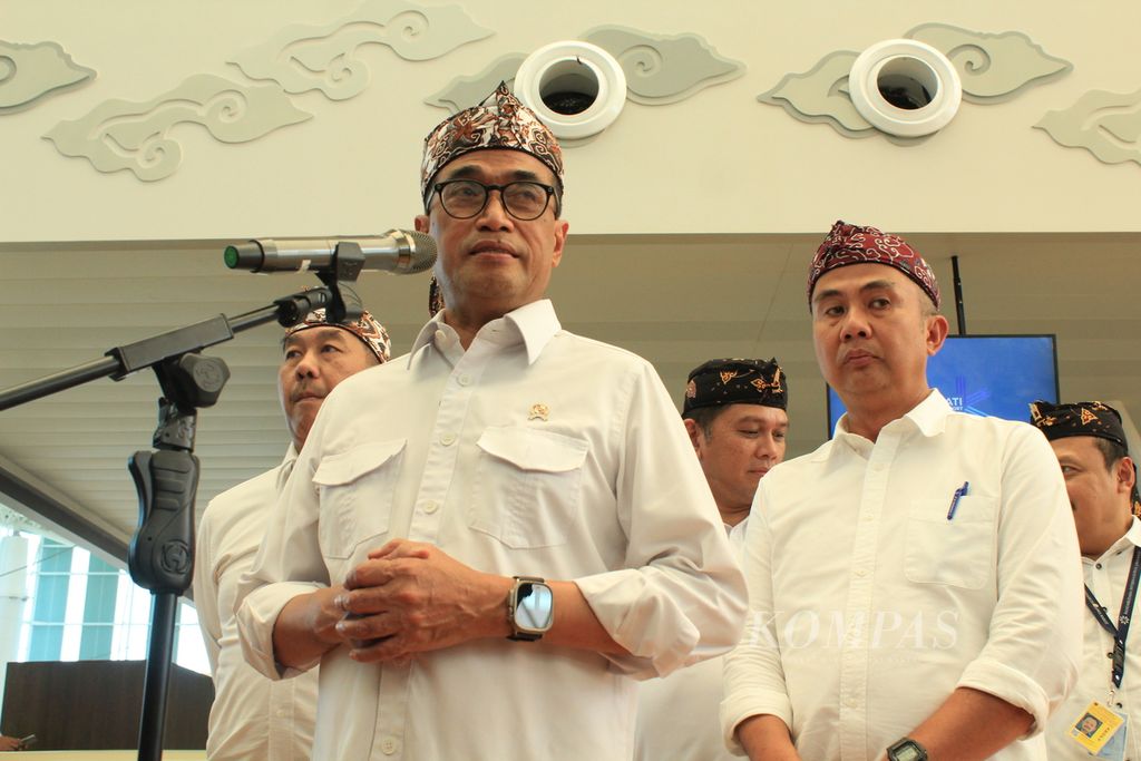 Menteri Perhubungan Budi Karya Sumadi memberikan keterangan kepada awak media saat meninjau Bandara Internasional Jawa Barat Kertajati di Kabupaten Majalengka, Rabu (18/10/2023). 