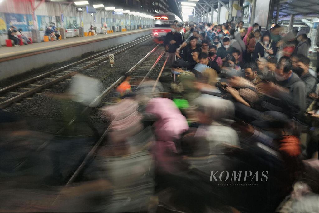Penumpang KRL Commuterline yang tiba di Stasiun Rawa Buntu, Tangerang Selatan, Banten, Jumat (1/3/2024), sekitar pukul 21.45 WIB. Penundaan keberangkatan kereta karena pohon tumbang di antara Stasiun Kebayoran dan Stasiun Pondok Ranji mengakibatkan kepadatan penumpang.