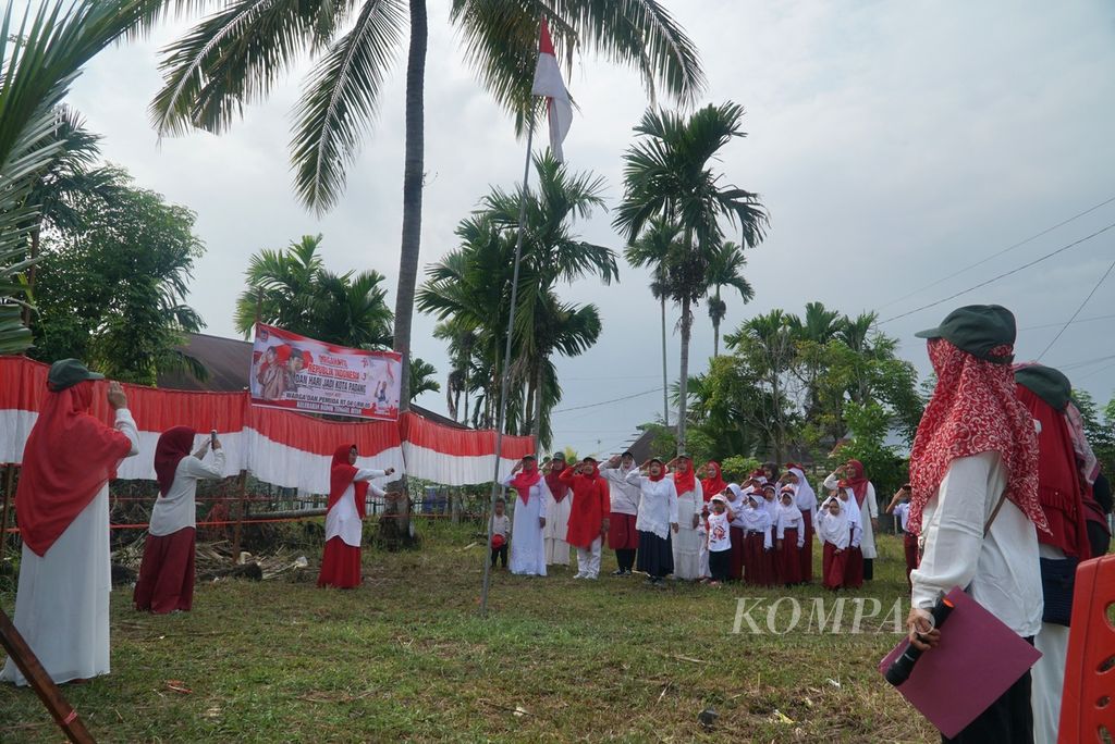 Warga menggelar upacara bendera dalam peringatan Hari Ulang Tahun Kemerdekaan Ke-78 Republik Indonesia di RT 004 RW 005, Kelurahan Dadok Tunggul Hitam, Kota Padang, Sumatera Barat, Kamis (17/8/2023). Upacara yang diinisiasi warga ini berlangsung dengan khidmat.