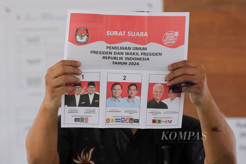 Proses penghitungan surat suara presiden dan wakil presiden Pemilu 2024 di Tempat Pemungutan Suara 26 Kelurahan Lengkong Gudang Timur, Serpong, Tangerang Selatan, Banten, Rabu (14/2/2024). 