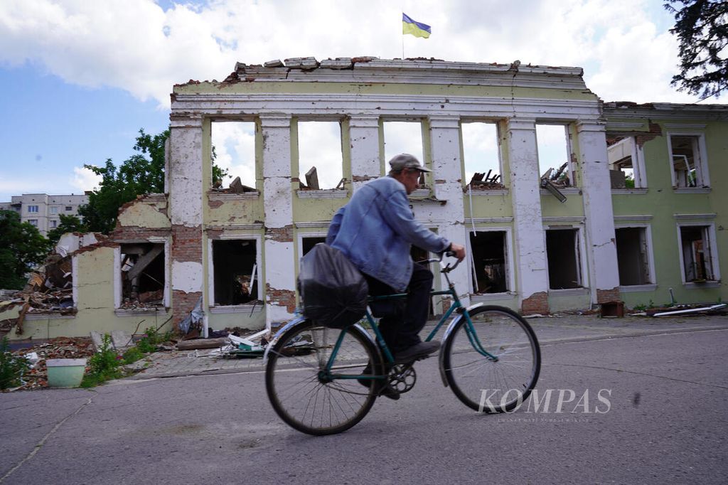 Reruntuhan bangunan di Okhtyrka, 26 Juni 2022.  