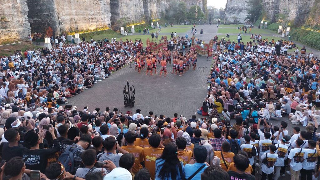 Pengunjung menikmati pertunjukan budaya di kompleks Garuda Wisnu Kencana Cultural Park, Badung, Bali, Rabu (21/6/2023). Bali masih menjadi tujuan favorit pariwisata di Indonesia baik oleh wisatawan domestik maupun mancanegara.