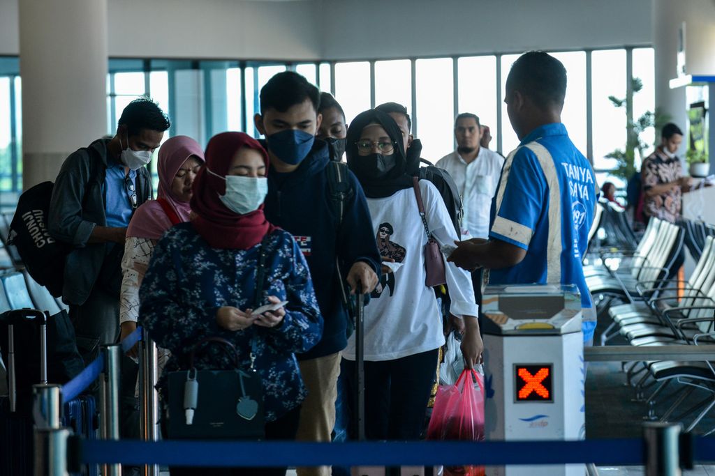 Penumpang menukarkan tiketnya sebelum masuk ke feri di Dermaga Eksekutif Pelabuhan Merak, Kota Cilegon, Banten, Jumat (7/4/2023). 