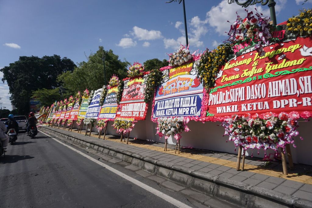 Karangan bunga ucapan selamat atas pernikahan Kaesang-Erina berjejer di sekitar Puro Mangkunegaran, Solo, Jawa Tengah, Sabtu (10/12/2022).