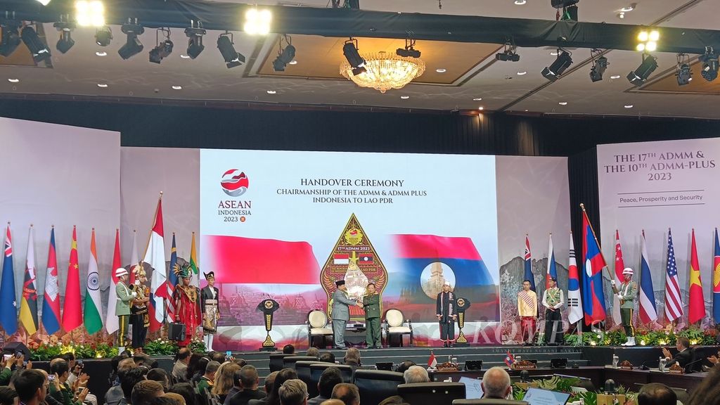 Menteri Pertahanan RI Prabowo Subianto menyerahkan kepemimpinan agenda ASEAN Defence Ministers’ Meeting (ADMM) dan ADMM Plus kepada Menteri Pertahanan Laos Chansamone Chanyalath selaku ketua acara tahun depan.