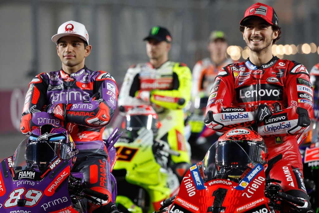 Pebalap Ducati Lenovo, Francesco Bagnaia (kanan) dan pebalap Prima Pramac Racing, Jorge Martin, berpose di Sirkuit Internasional Lusail, Doha, Qatar, Kamis (7/3/2024), menjelang Grand Prix MotoGP seri pertama musim 2024. 