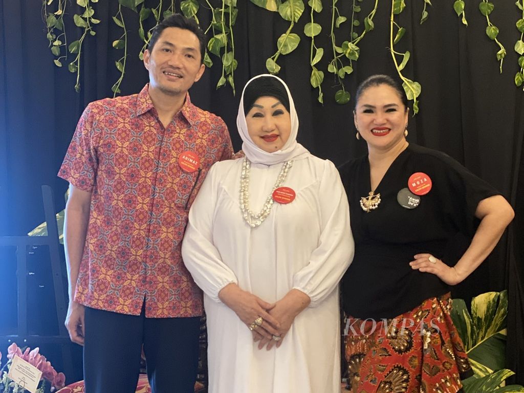 Dewi Motik dan kedua anaknya, Adimaz Pramono (kiri) dan Moza Paramita (kanan), dalam acara syukuran ulang tahun ke-75, peluncuran buku, dan pembukaan Galeri Demono di Jalan Surabaya 34, Jakarta Pusat, Rabu (8/5/2024).