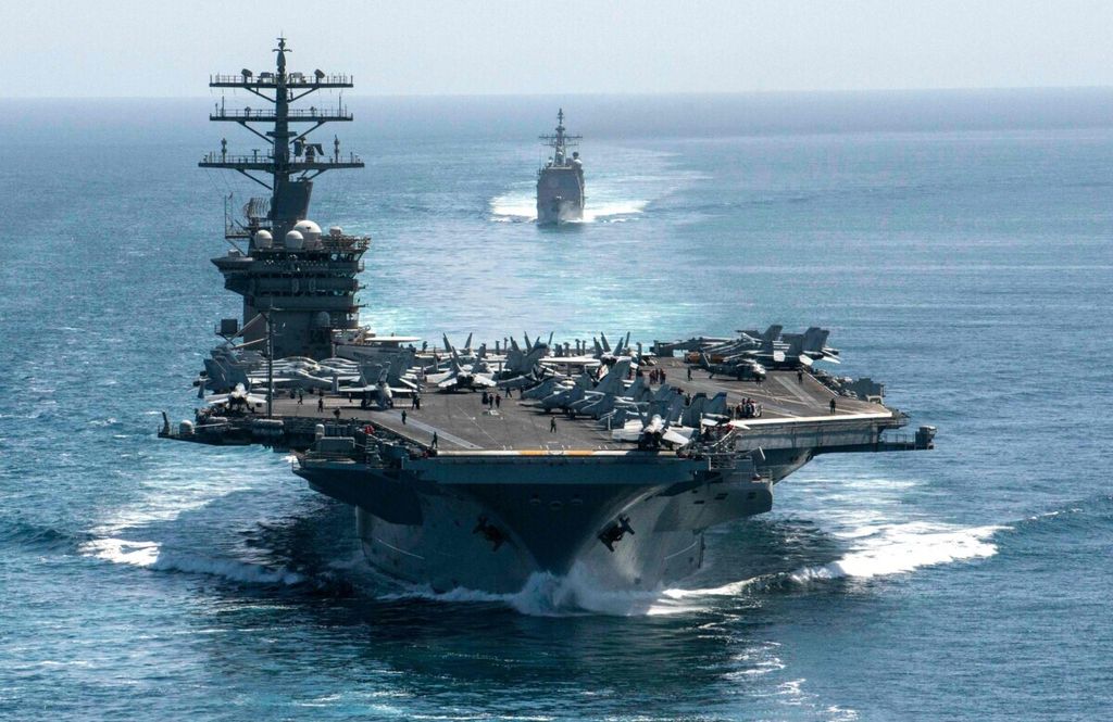 Arsip foto selebaran dari Angkatan Laut Amerika Serikat menunjukkan kapal induk USS Nimitz dan kapal penjelajah rudal berpemandu USS Phillipines Sea dalam formasi saat berlayar di Selat Hormuz, 18 September 2020.