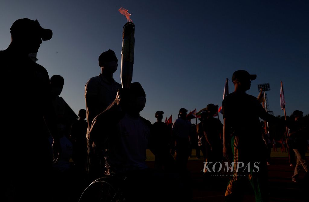 Perwakilan atlet difabel membawa obor yang menjadi bagian dari pembukaan acara pawai obor ASEAN Para Games 2022 di Stadion Sriwedari, Kota Surakarta, Jateng, Minggu (24/7/2022). Obor tersebut melambangkan semangat berjuang para atlet untuk berprestasi. 