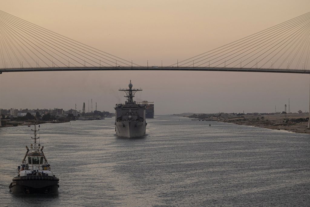 Foto yang dirilis oleh Layanan Distribusi Informasi Visual Departemen Pertahanan AS memperlihatkan kapal USS Carter Hall tengah berlayar di Terusan Suez, Mesir, 6 Agustus 2023. 