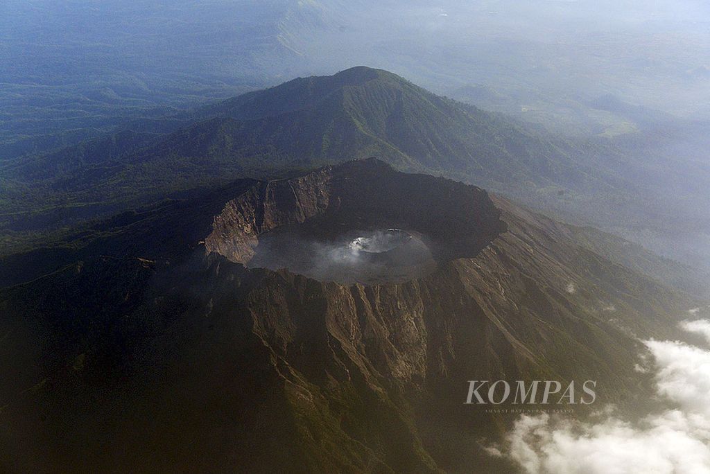 Asap keluar dari gunung anakan di tengah kaldera Gunung Raung yang berada di perbatasan wilayah Kabupaten Banyuwangi, Bondowoso, dan Jember, Jawa Timur, Jumat (30/9/2016). 