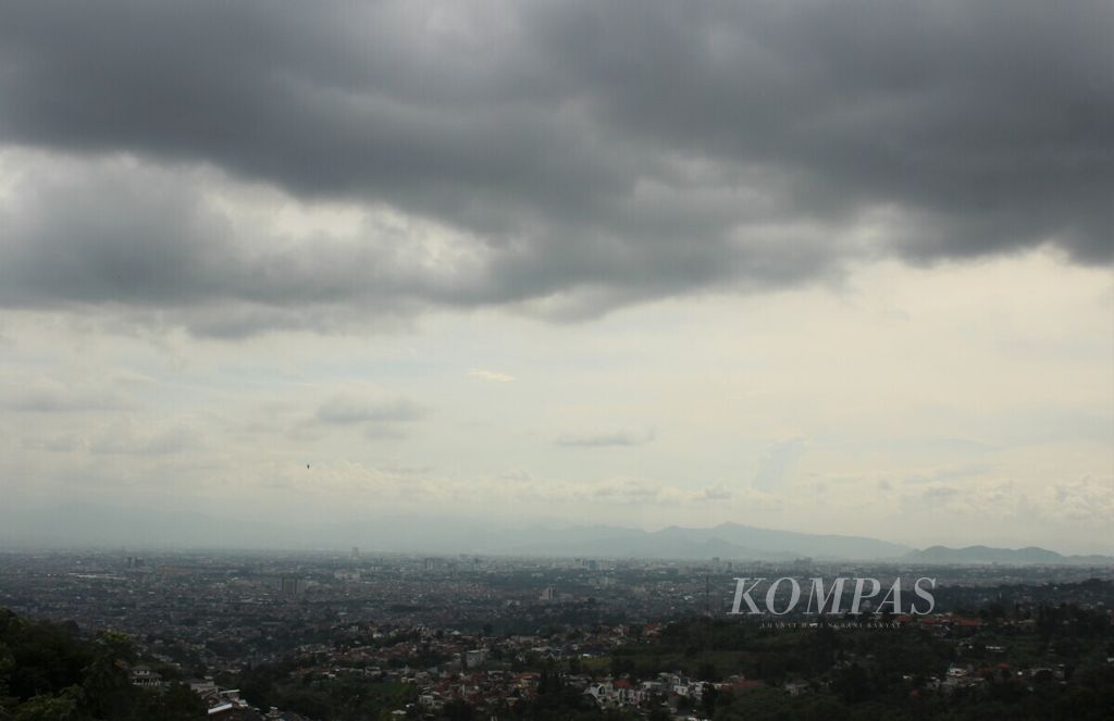 Awan mendung di kawasan Bandung Raya yang terlihat dari Cimenyan, Kabupaten Bandung, Jawa Barat, Senin (8/11/2021). Puncak musim hujan di Bandung diprediksi terjadi pada Januari-Februari 2022.