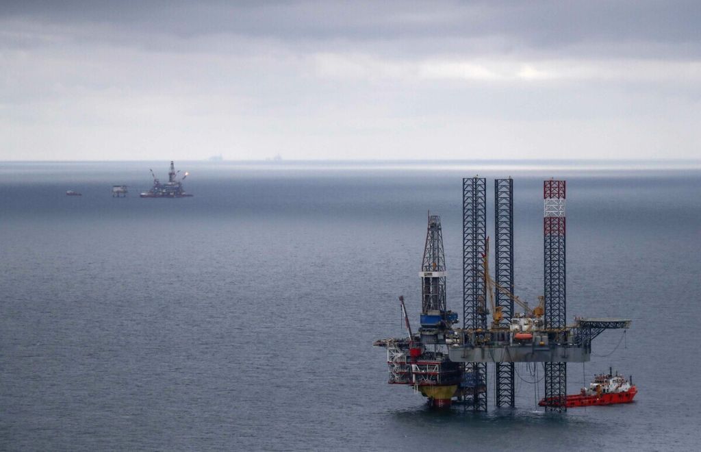 Kilang minyak yang dioperasikan perusahaan Lukoil terlihat di  Korchagina, Laut Kaspia, Rusia, 17 Oktober 2018. 