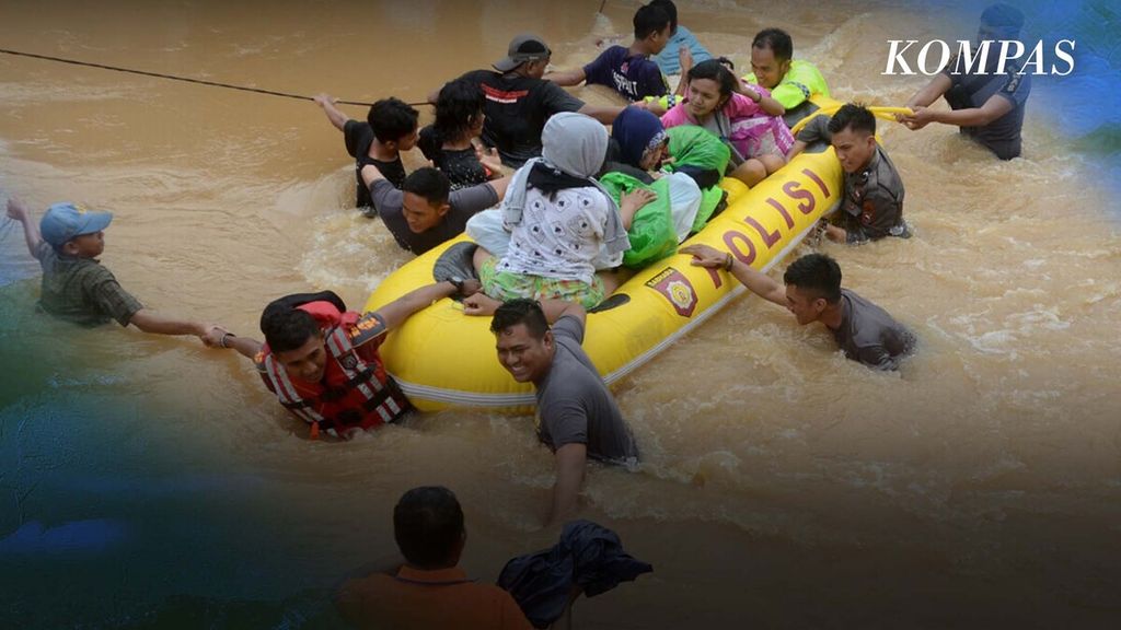 Warga diungsikan dari banjir di Makassar, Sulawesi Selatan, Rabu (14/2/2023). Lebih dari 2.900 warga mengungsi.