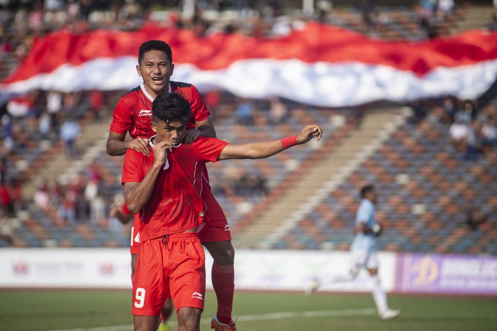 Pemain tim Indonesia, Ramadhan Sananta (kiri) dan Fajar Fathur Rachman, merayakan gol seusai membobol gawang Myanmar pada laga penyisihan sepak bola putra SEA Games 2023 di National Olympic Stadium, Phnom Penh, Kamboja, Kamis (4/5/2023). Indonesia menang, 5-0. 