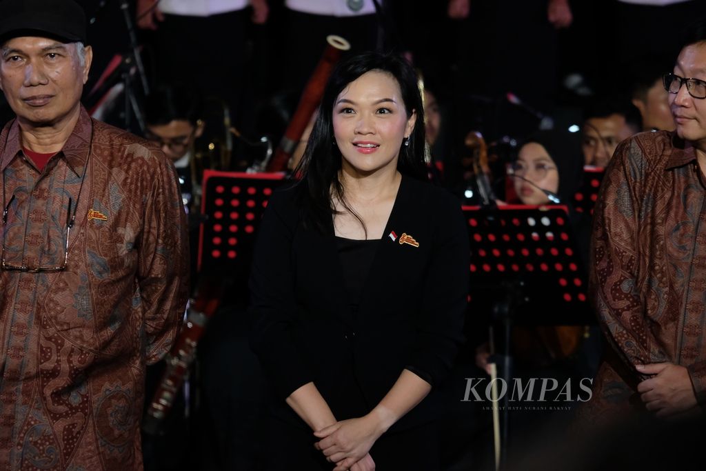 Konduktor Gita Bahana Nusantara 2023, Eunice Tong, saat konser bertajuk "Menembus Batas", Sabtu (12/8/2023), di pelataran Museum Fatahillah, kawasan Kota Tua, Jakarta. 