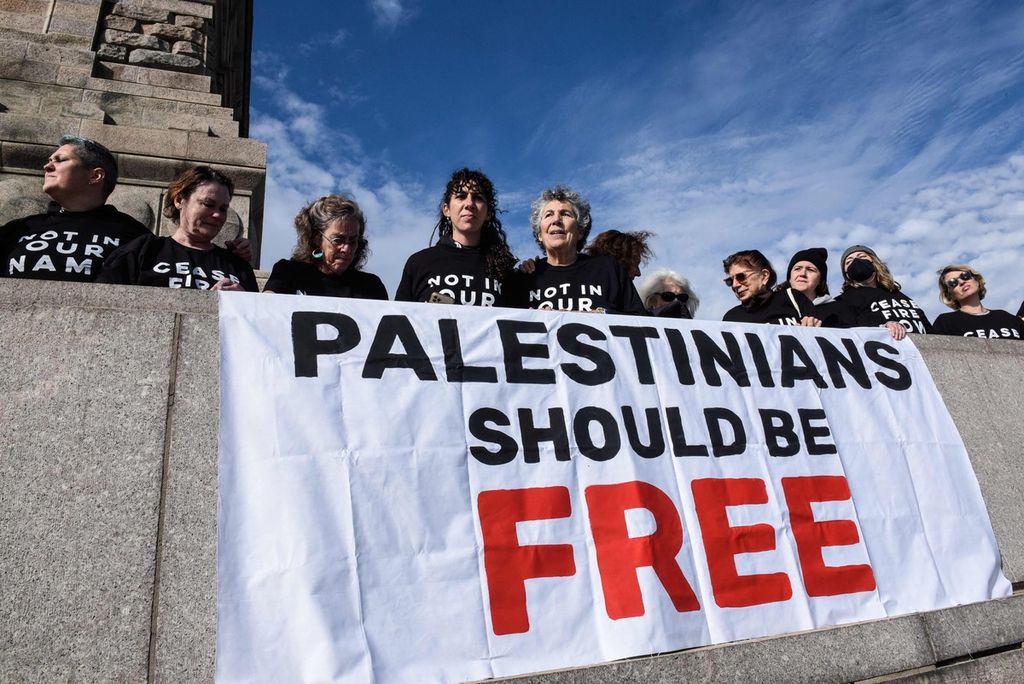 Para aktivis kelompok warga Yahudi yang tergabung dalam organisasi Jewish Voice for Peace (JVP) berunjuk rasa di kompleks Patung Liberty, New York, Amerika Serikat, Senin (6/11/2023). 