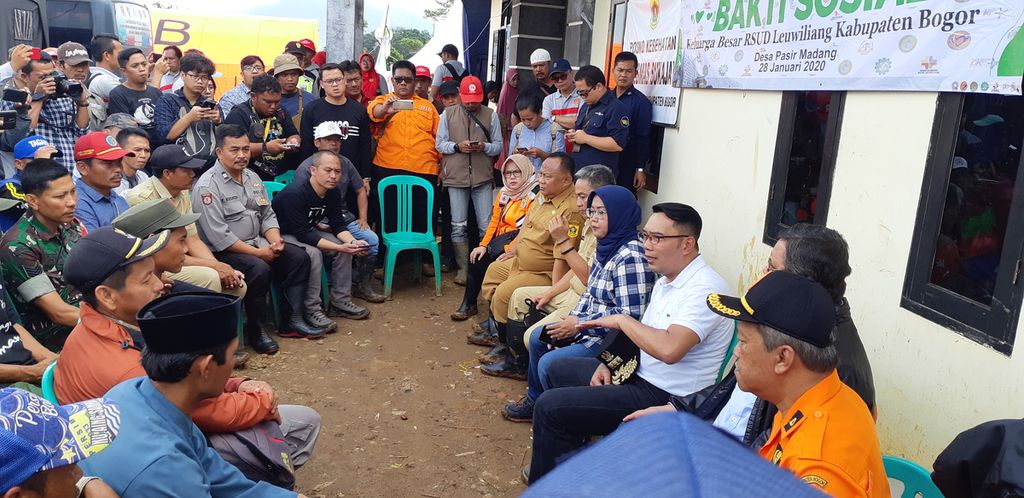 Gubernur Jawa Barat Ridwan Kamil saat berdialog dengan warga Desa Pasir Madang di Pasir Madang, Sukajaya, Kabupaten Bogor, Jawa Barat, Selasa (28/1/2020).
