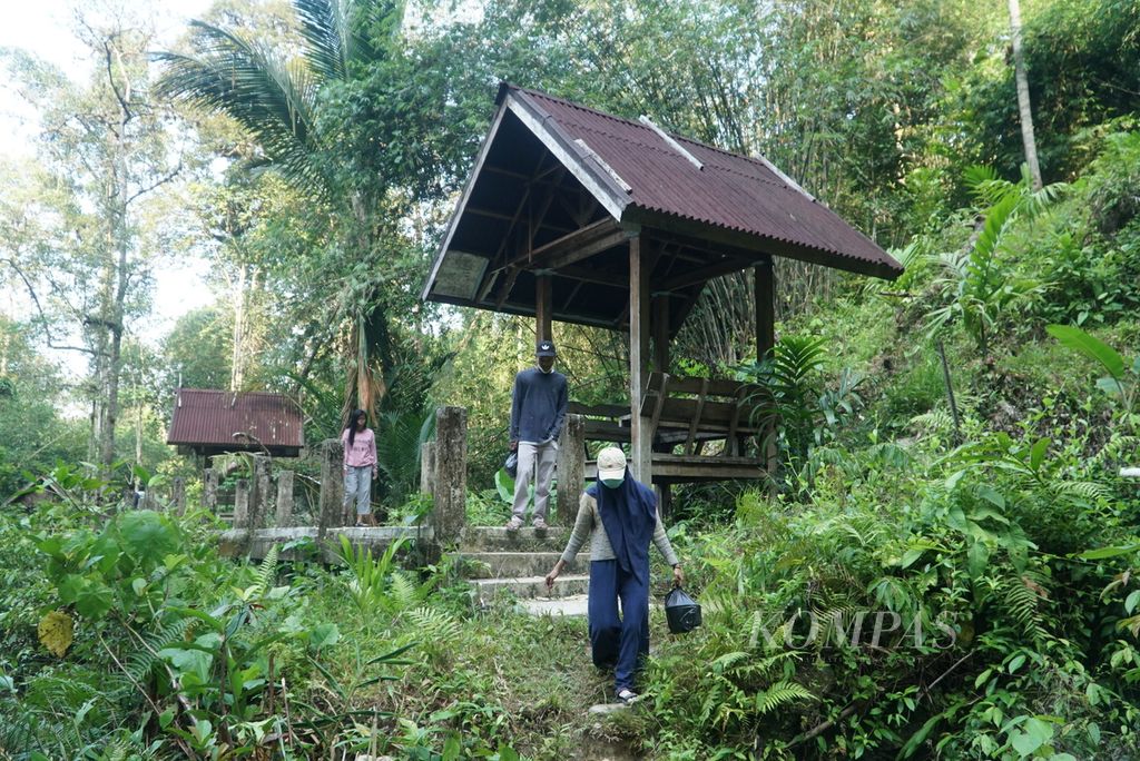 Pengunjung menuruni jalan menuju Air Terjun Kulukubuk di Dusun Kulukubuk, Desa Madobag, Kecamatan Siberut Selatan, Kepulauan Mentawai, Sumatera Barat, Kamis (28/9/2023). 