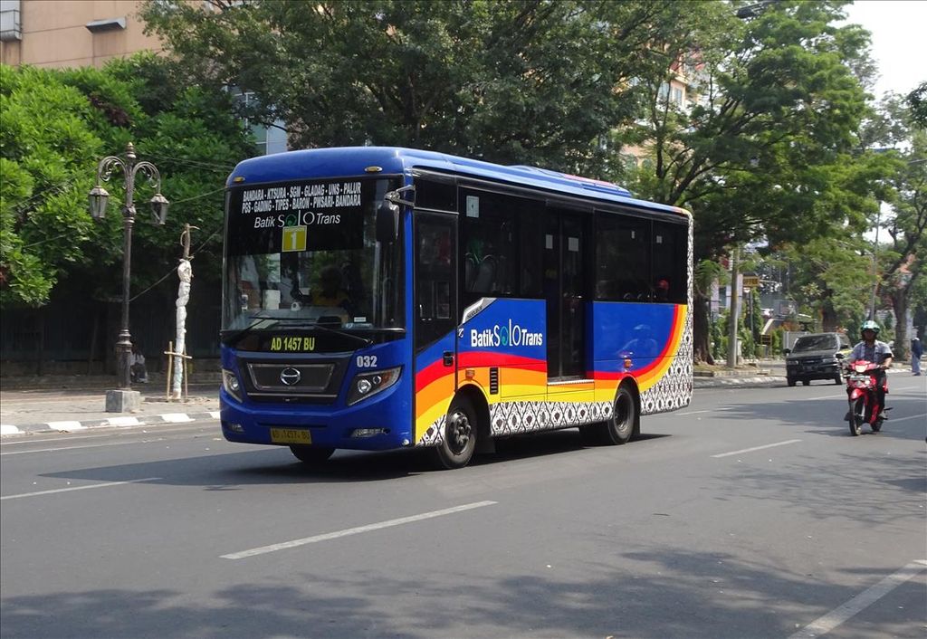 Sebuah bus Batik Solo Trans melintas di Jalan Slamet Riyadi, Solo, Jawa Tengah, Sabtu (27/7/2019).