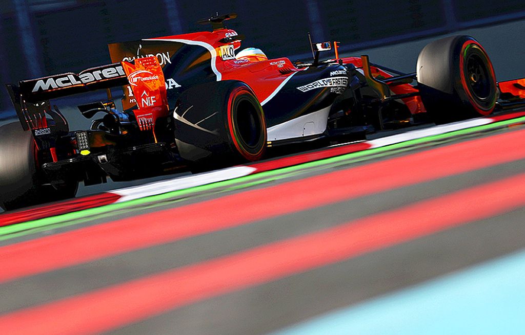 Pebalap Spanyol  di Tim McLaren Honda, Fernando Alonso, tampak memacu mobilnya dalam sesi latihan Formula 1 di Sirkuit Baku City, Azerbaijan, Jumat (23/6). Alonso siap menjalani balapan dengan mesin barunya di Sirkuit Hongaroring, Hongaria, Minggu (30/7). 