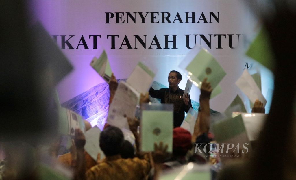 Presiden Joko Widodo secara simbolis menyerahkan 5.153 sertifikat tanah kepada para pemiliknya di wilayah Malang Raya, Jawa Timur, akhir Maret 2018.