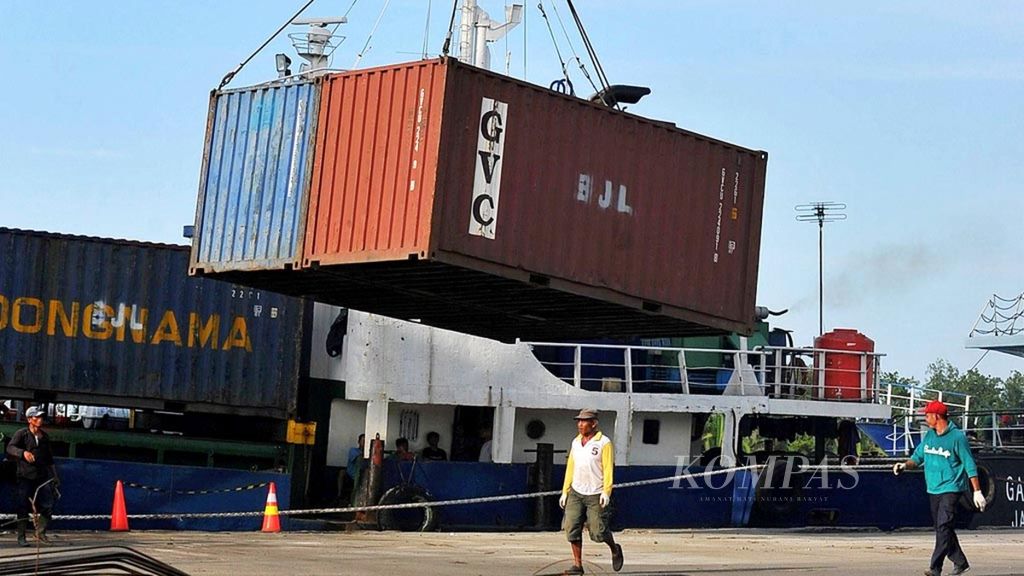 Kegiatan bongkar muat barang di Pelabuhan Pangkal Balam, Kota Pangkal Pinang, Bangka Belitung, Selasa (14/3/2017).