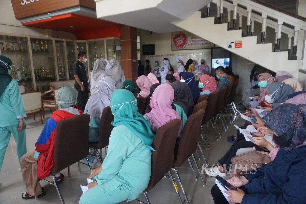 Pemungutan suara bagi tenaga kesehatan dan karyawan di RSUD Margono, Purwokerto, Banyumas, Jawa Tengah, Rabu (14/2/2024).