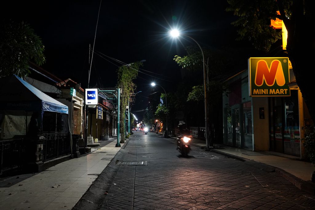 Suasana di Jalan Pantai Kuta, Bali, sepi di saat pandemi COvid-19 masih merajalela, Selasa (12/10/2021). 