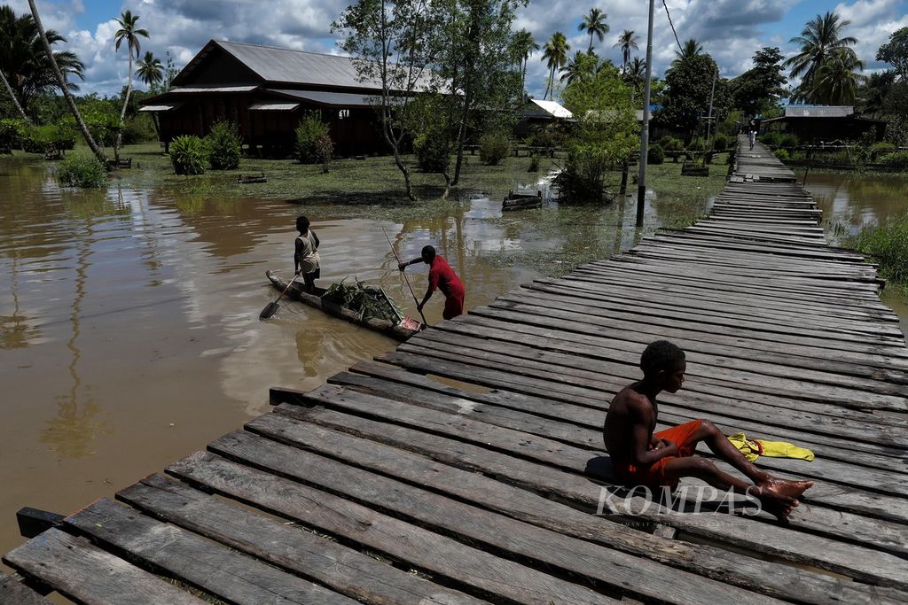 Warga pulang di Kampung Er, Distrik Sawaerma, Kabupaten Asmat, Papua, seusai mencari bahan makanan di hutan dengan menggunakan perahu, (13/10/2021). 