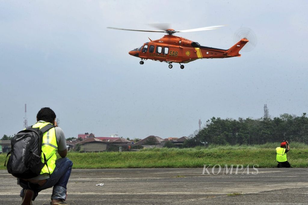 Helikopter AgustaWestland AW139 milik Basarnas diuji coba terbang di Bandar Udara Pondok Cabe, Ciputat, Tangerang Selatan, Senin (22/2). Helikopter yang dirakit Indopelita Air Services ini akan telah dilengkapi peralatan untuk mendukung keperluan SAR, baik siang maupun malam hari.