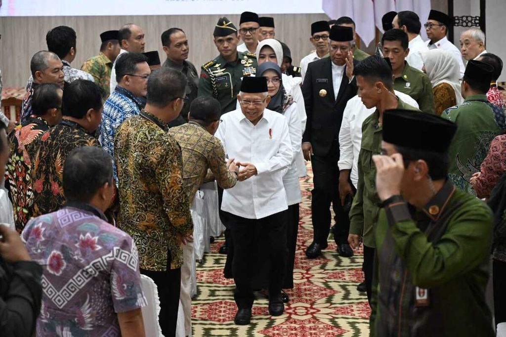 Wakil Presiden Ma’ruf Amin ketika menyaksikan Pengukuhan KDEKS (Komite Daerah Ekonomi dan Keuangan Syariah) Provinsi Kalimantan Barat di Kantor Gubernur Kalbar, Kota Pontianak, Rabu (27/3/2024).