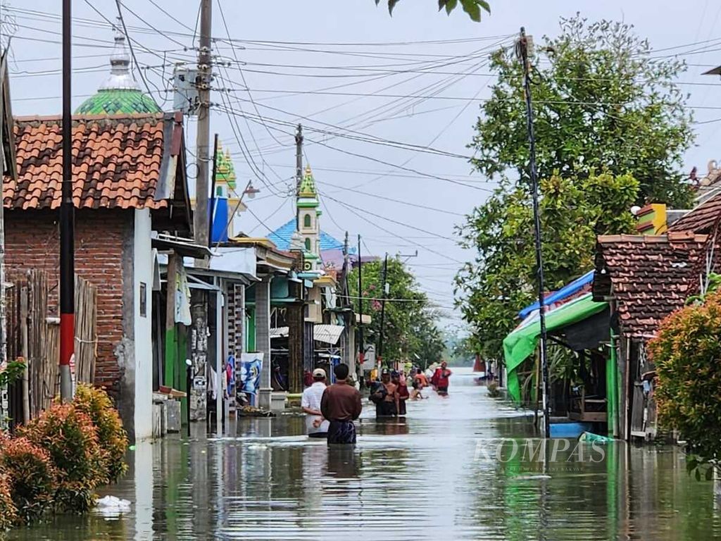 Kondisi banjir di Desa Wonoketingal, Kecamatan Karanganyar, Kabupaten Demak, Jawa Tengah, Senin (18/3/2024) siang.