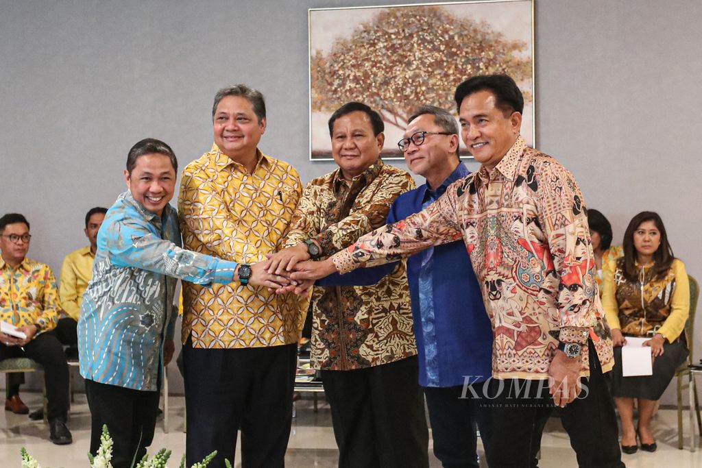 The General Chairman of the Gelora Party, Anis Matta, the Chairman of the Golkar Party, Airlangga Hartarto, the General Chairman of the Gerindra Party and presidential candidate, Prabowo Subianto, the General Chairman of the PAN, Zulkifli Hasan, and the General Chairman of the Crescent Star Party, Yusril Ihza Mahendra (from left to right) took a photo together at the Golkar Party Central Office in Jakarta on Thursday (14/9/2023).