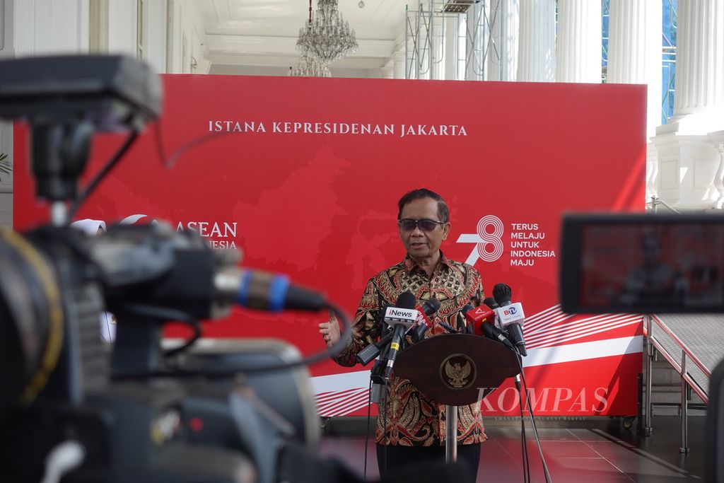 Menteri Koordinator Bidang Politik, Hukum. dan Keamanan Mahfud MD saat memberikan keterangan di Kompleks Istana Kepresidenan, Jakarta, Selasa (18/7/2023).