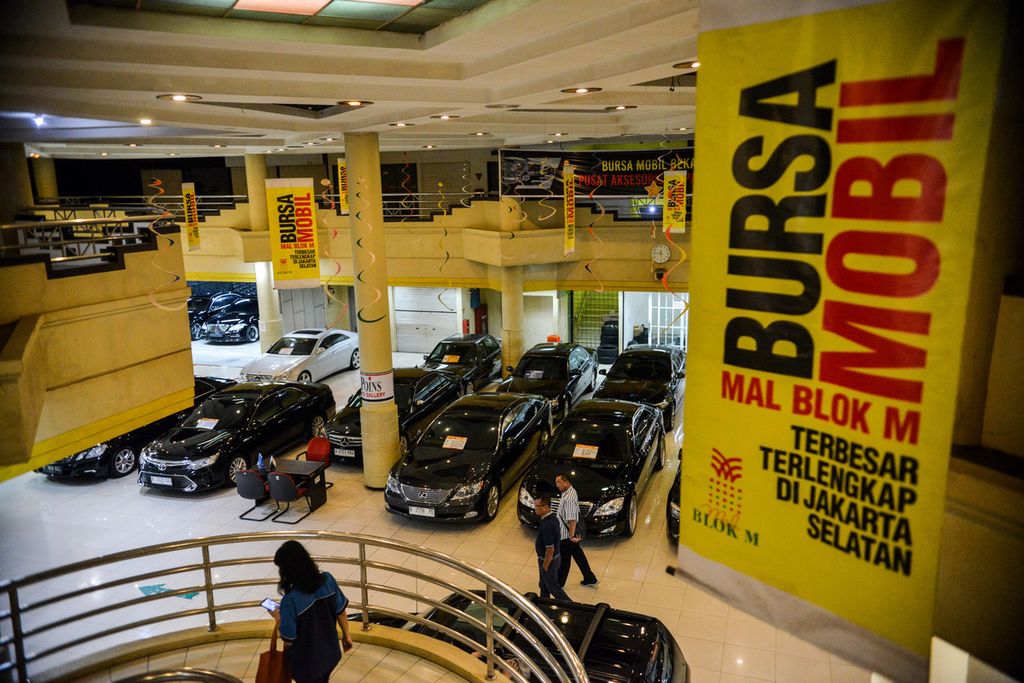 Calon pembeli melihat-lihat mobil yang dipajang di salah satu showroom mobil di Mal Blok M, Jakarta Selatan, Kamis (13/4/2023). 