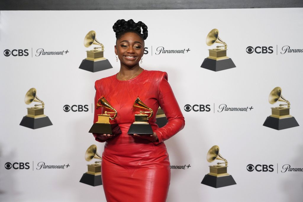 Samara Joy, pemenang album vokal jaz terbaik untuk <i>Linger Awhile</i> dan Artis Pendatang Baru Terbaik, berpose di ruang pers dalam penghargaan Grammy tahunan ke-65, Minggu, 5 Februari 2023, di Los Angeles. 