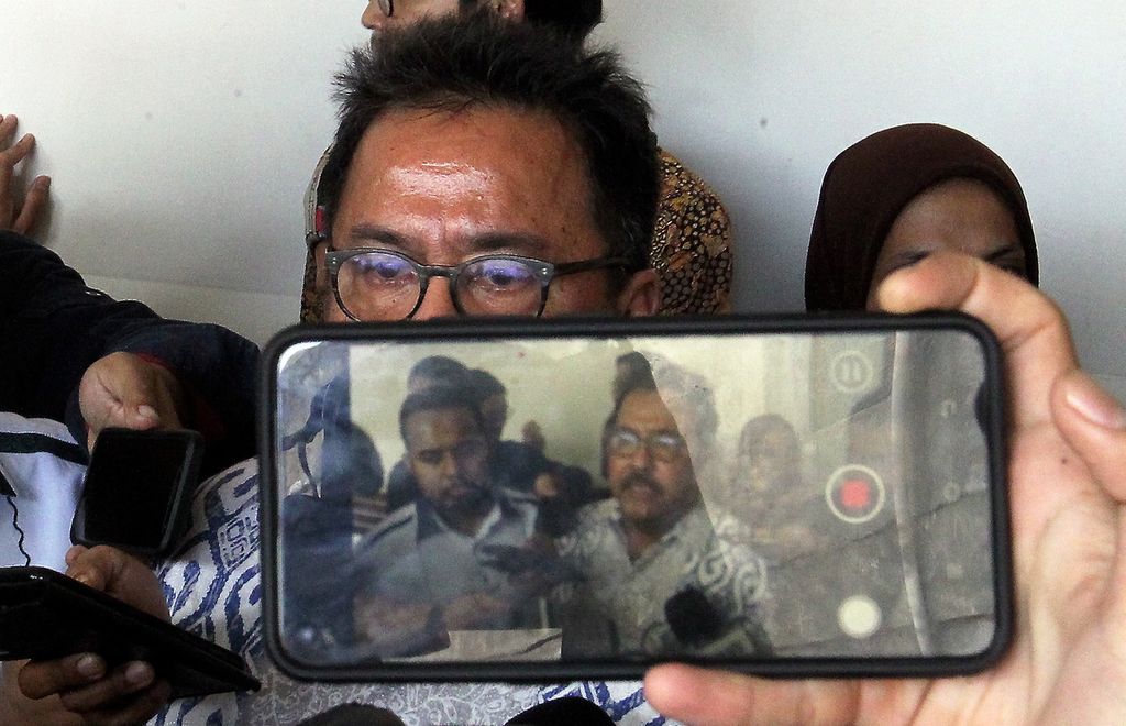 Mantan Gubernur Banten Rano Karno memberi keterangan pers seusai memenuhi panggilan jaksa penuntut umum Komisi Pemberantasan Korupsi sebagai saksi dalam sidang dengan terdakwa Tubagus Chaeri Wardana alias Wawan di Pengadilan Tindak Pidana Korupsi Jakarta, Senin (24/2/2020). 