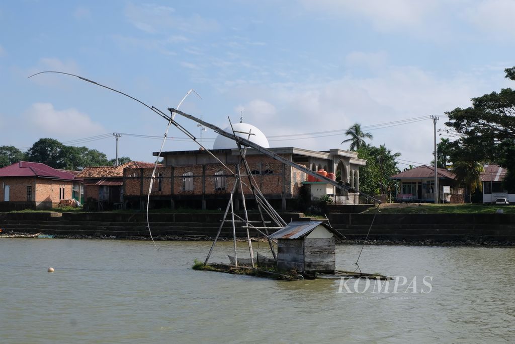 Sebuah tangkul atau alat tangkap ikan tradisional tampak di Danau Sipin, Kota Jambi, Jumat (4/8/2023). Ini adalah salah satu tanda bahwa danau masih diandalkan masyarakat untuk mencari sumber pangan.